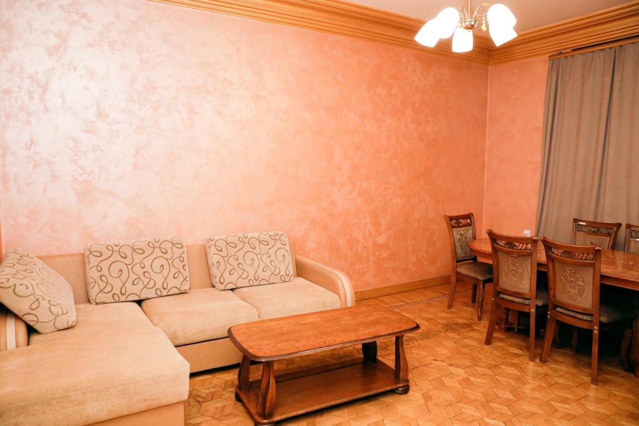 Big 3 Room Apartment On Republic Square Erivan Dış mekan fotoğraf