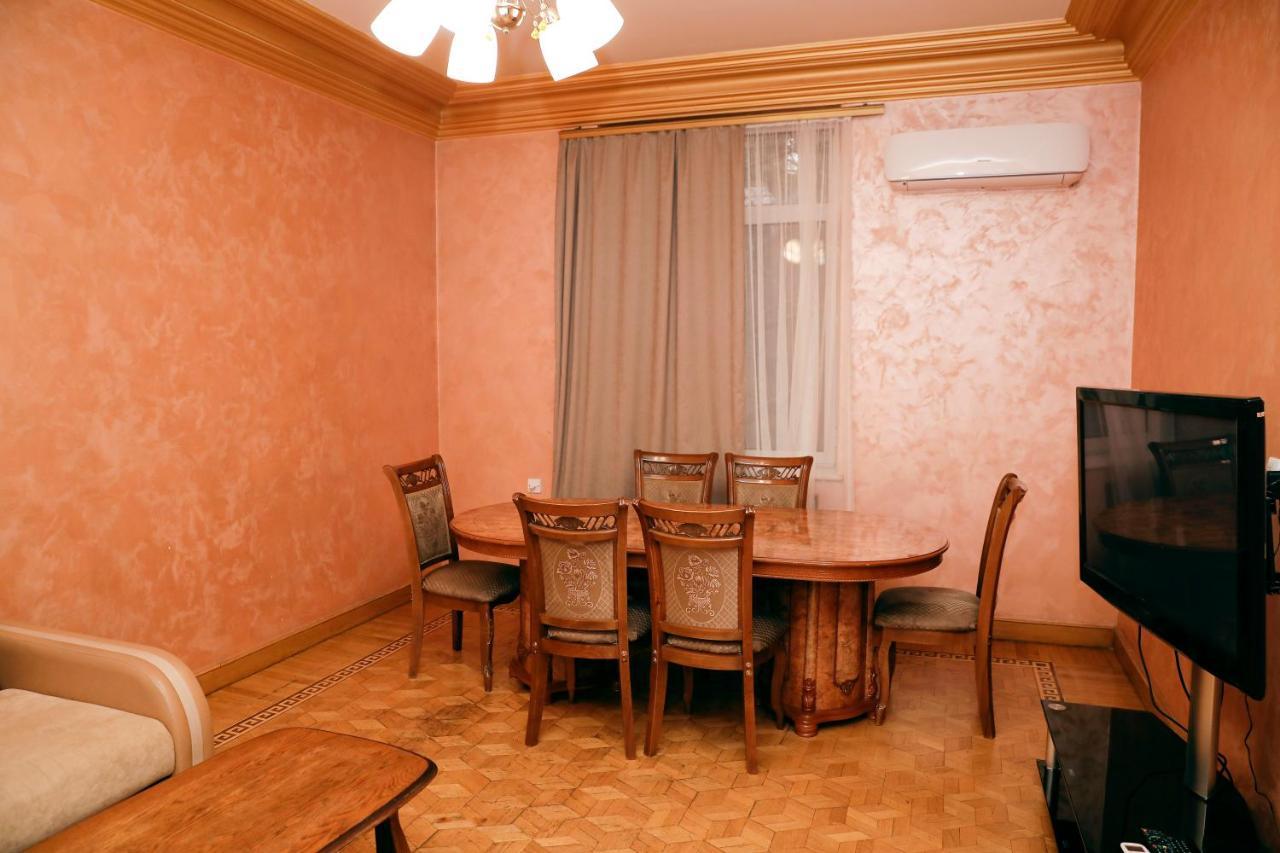 Big 3 Room Apartment On Republic Square Erivan Dış mekan fotoğraf