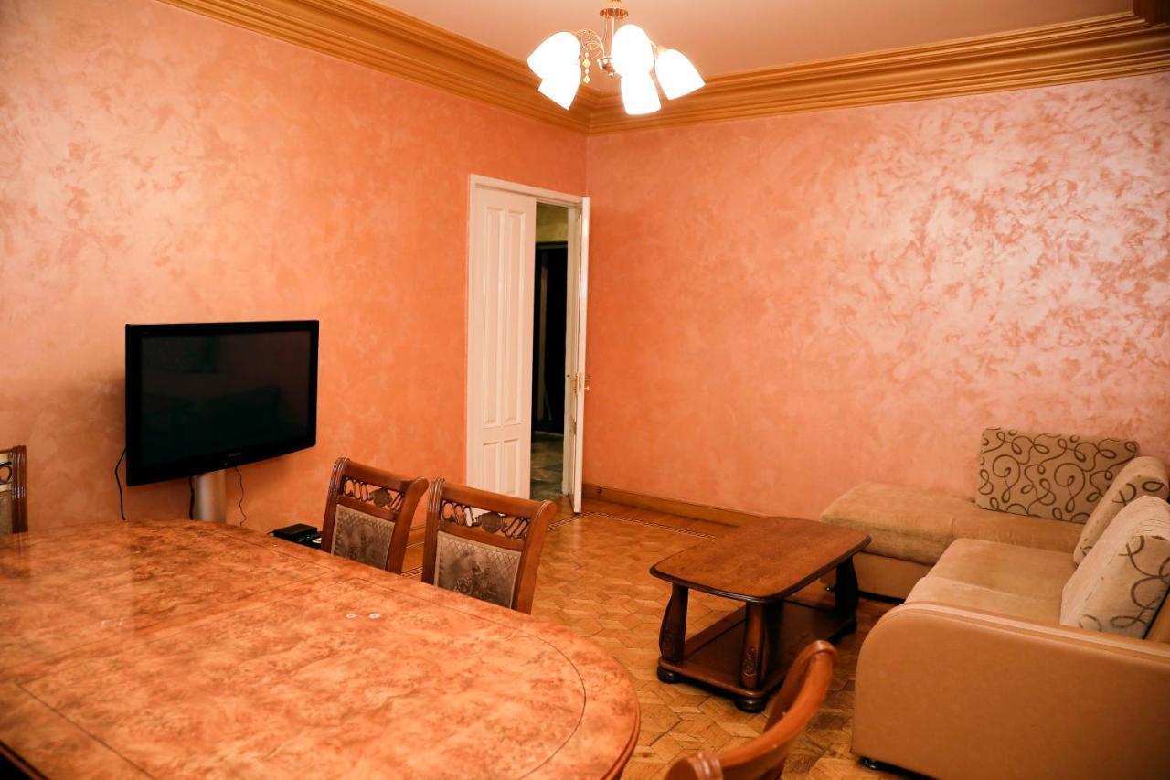 Big 3 Room Apartment On Republic Square Erivan Dış mekan fotoğraf